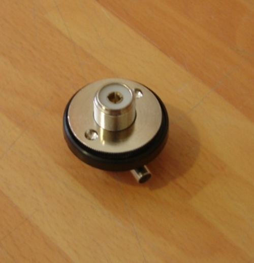 CONNETTORE CENTRO TETTO A 90 GRADI SO239 A VITE PER RG58/RF195 CON GUARNIZIONE IDRAULICA