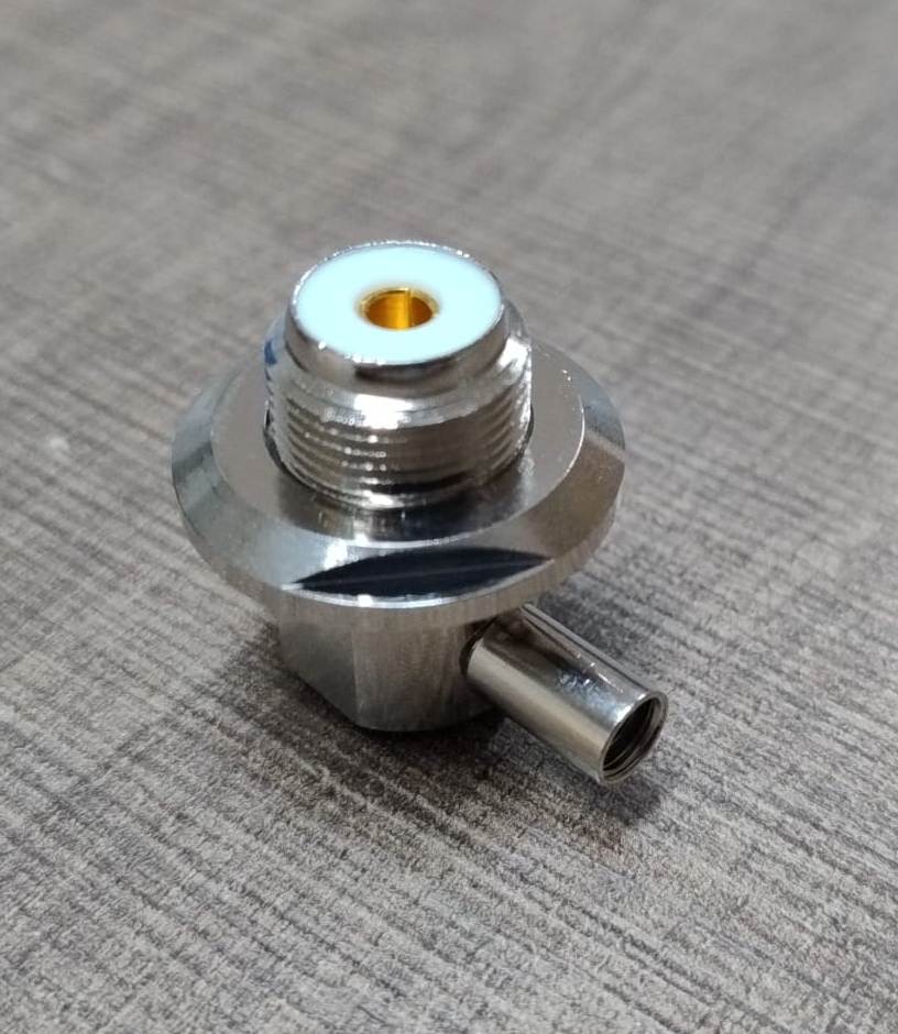 CONNETTORE CENTRO TETTO A 90 GRADI SO239 A VITE PER RG58/RF195