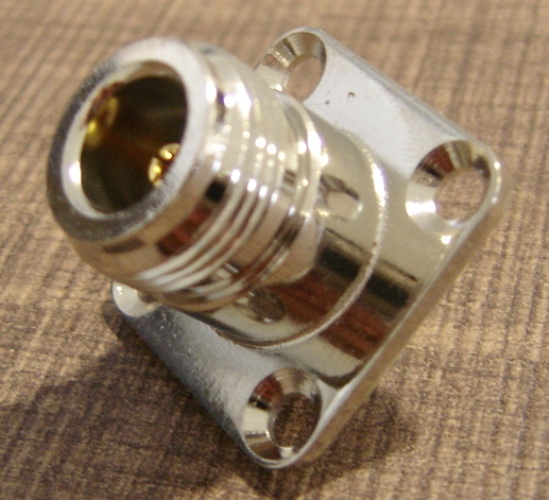 CONNETTORE DA PANNELLO N FEMMINA CON GHIERA 4 FORI
