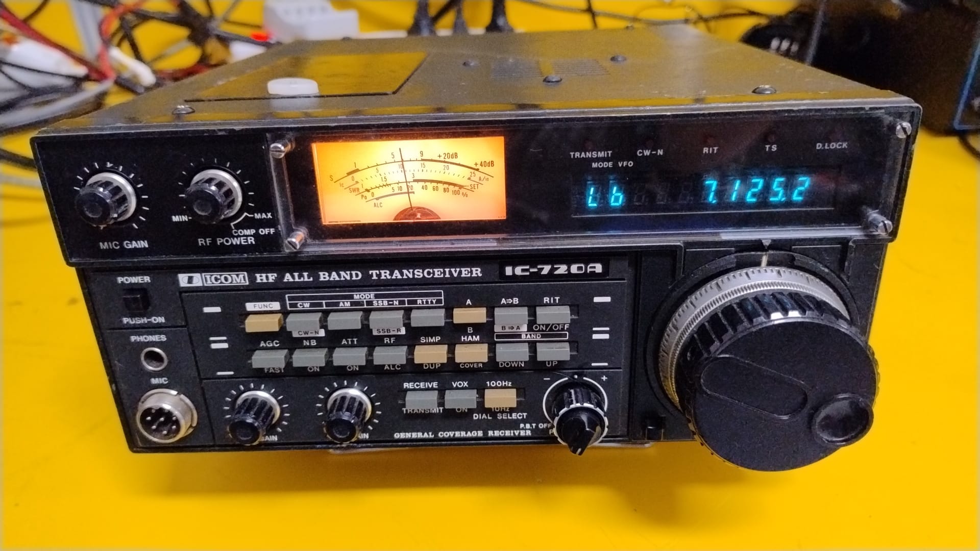 ICOM IC-720A HF 0-30MHZ SENZA MICROFONO QUALCHE SEGNO DEL TEMPO (LEGGI INSERZIONE)