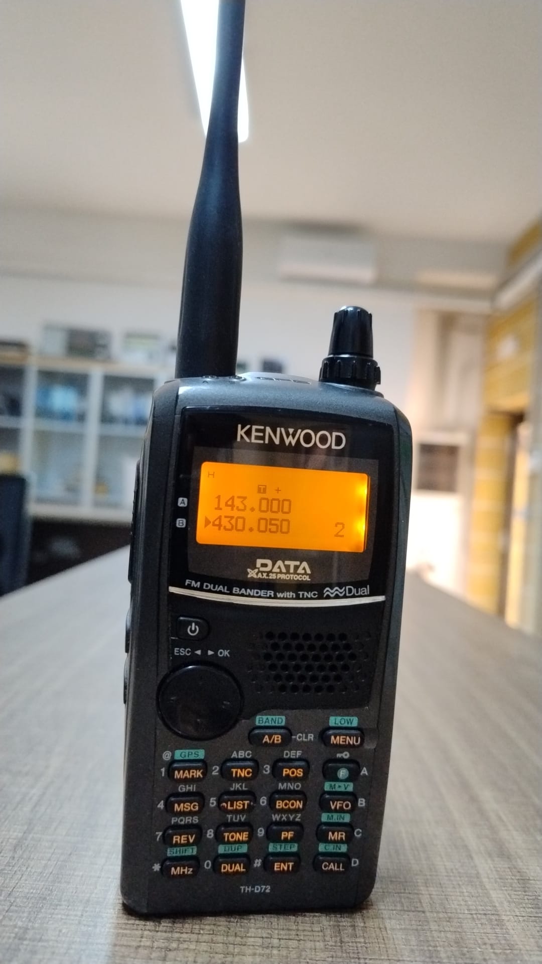 KENWOOD TH72E RTX PORTATILE 144/430 - GIA' AMPLIATO DI BANDA - OTTIMO STATO CON IMBALLO