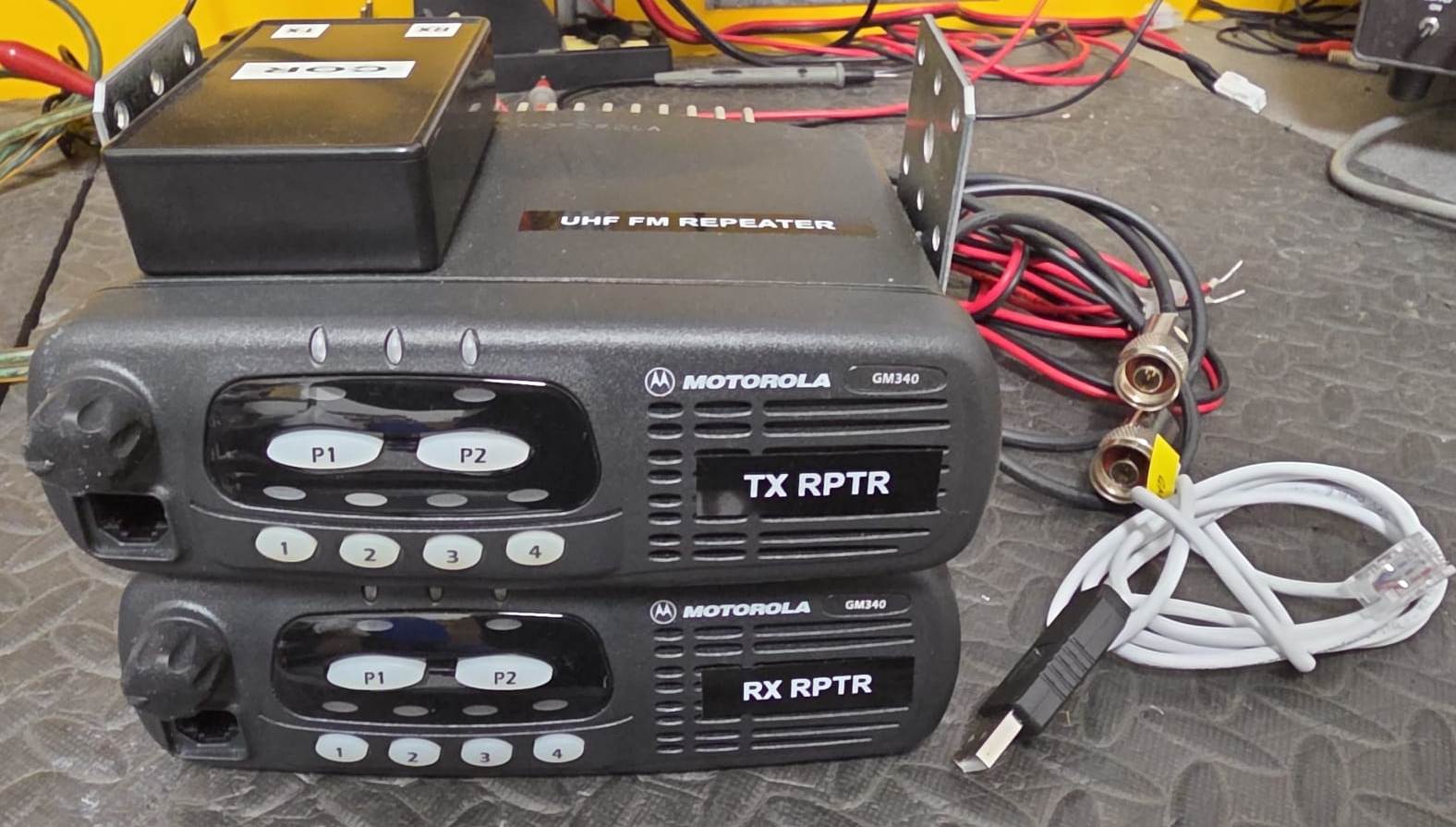 MOTOROLA RIPETITORE UHF
COMPOSTO DA 2 RADIO GM340 TX E RX COMPLETO DI INTERFACCIA COR E CAVO DI PROGRAMMAZIONE