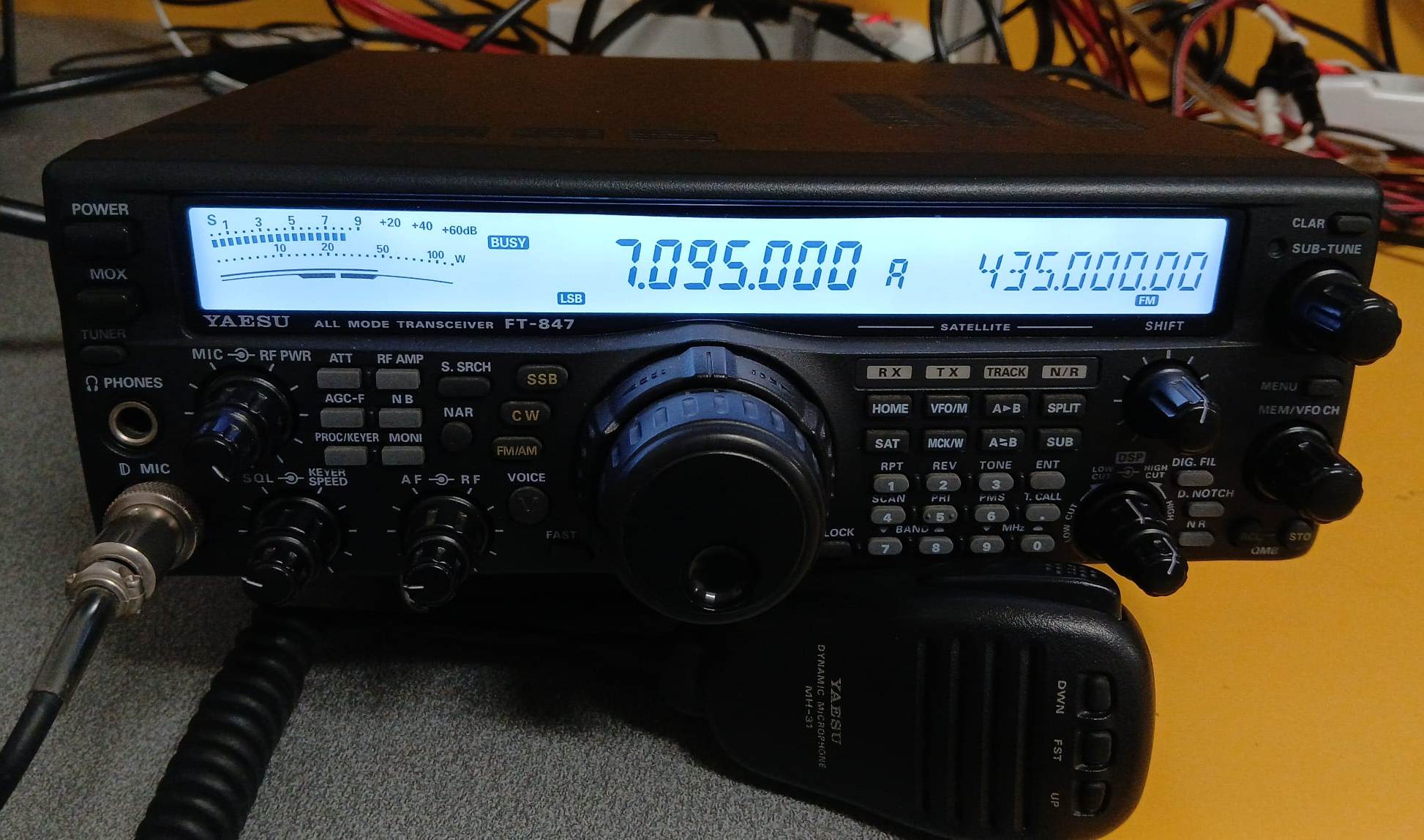 YAESU FT-847 HF/50/144/430MHZ ALL MODE - PARI AL NUOVO - ORMAI INTROVABILE