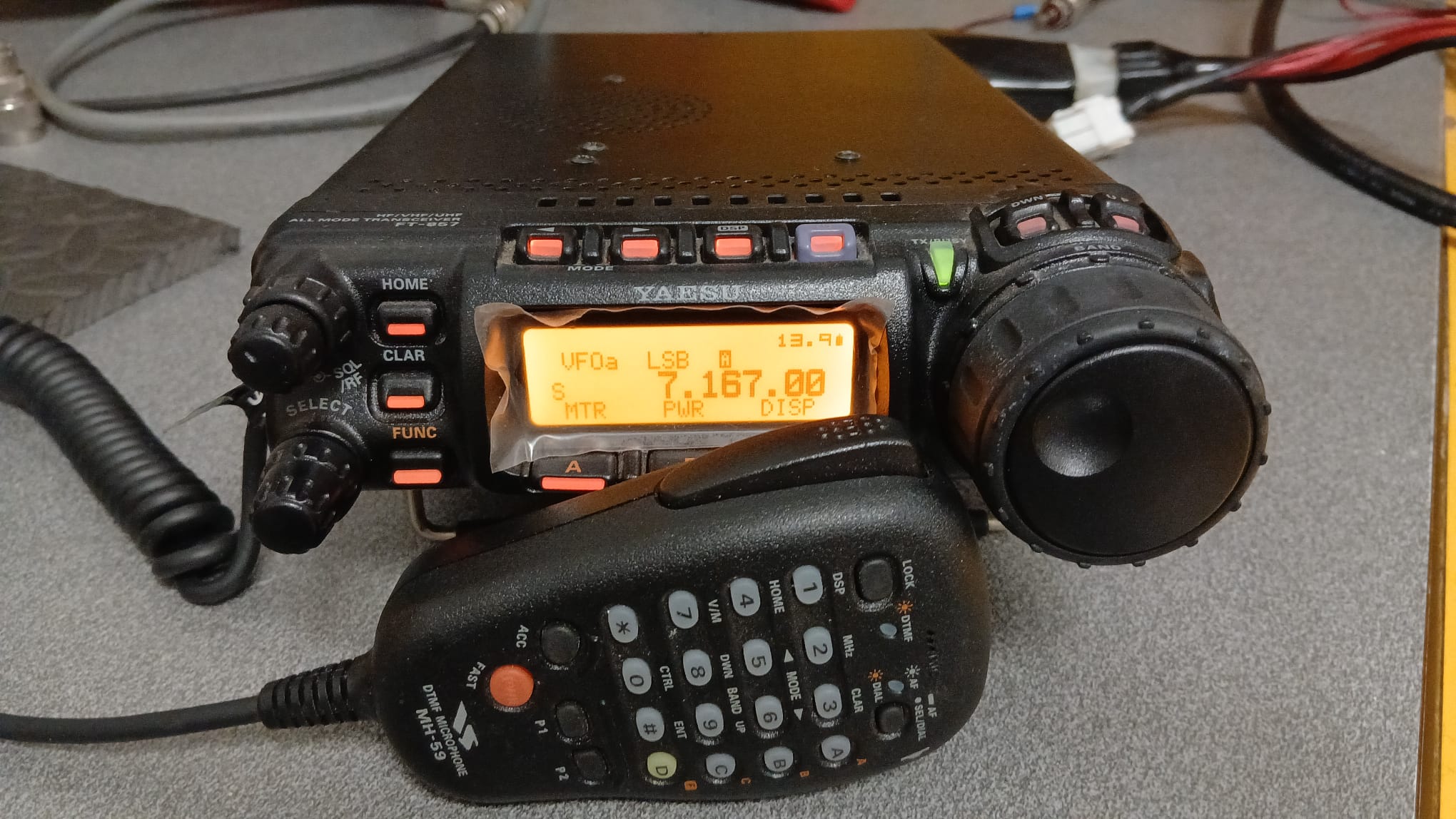 YAESU FT-857D QUADRIBANDA HF/50/VHF/UHF PARI AL NUOVO CON STAFFA AUTO