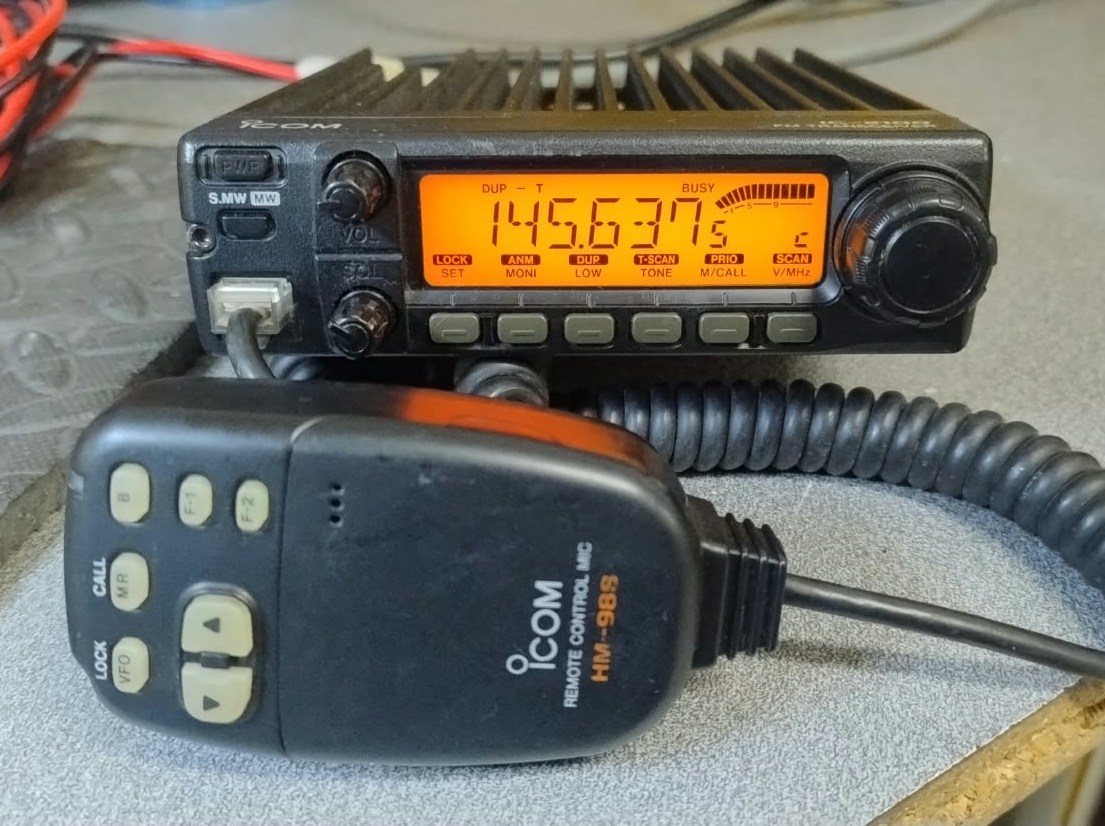 ICOM IC-2100 VHF 55W FM - CON TONI IN BUONO STATO - APERTO DI BANDA